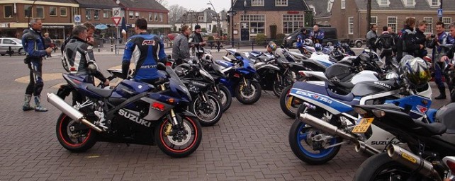 Een drankje, naar elkaars gixxers kijken, over elkaars gixxers praten en snel weer verder!